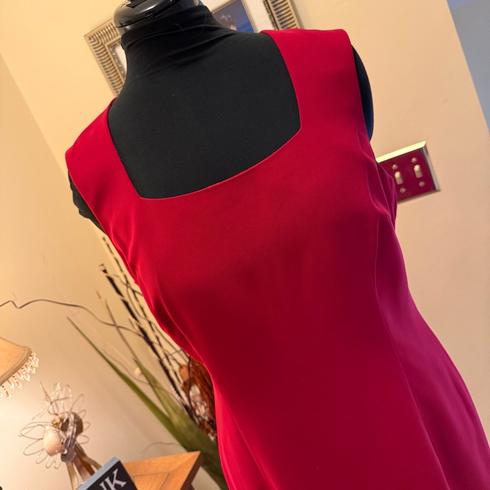 Elegant Red Sleeveless Tailored Dress - Picture 4 of 16